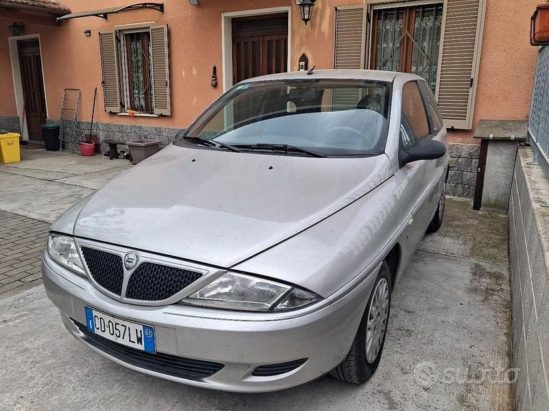 Usata Lancia Ypsilon 60 CV (44 kW) 2003 Grigio Utilitaria