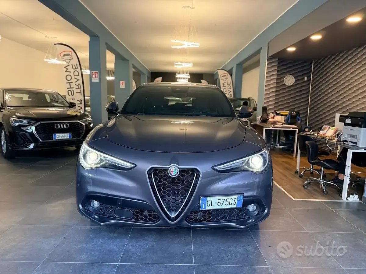 Käytetty Alfa Romeo Stelvio Business 190 HP (139 kW) 2022 Harmaa Katumaasturi