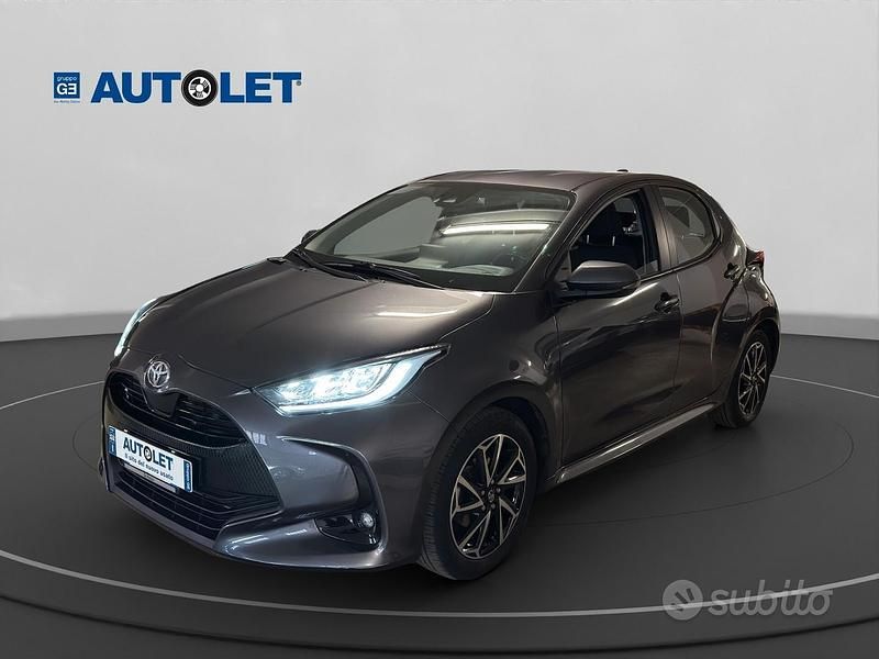 Grigio Usata 2022 Toyota Yaris Trend Tre volumi | 14.000 € (Ottimo prezzo) - Immagine 1/4