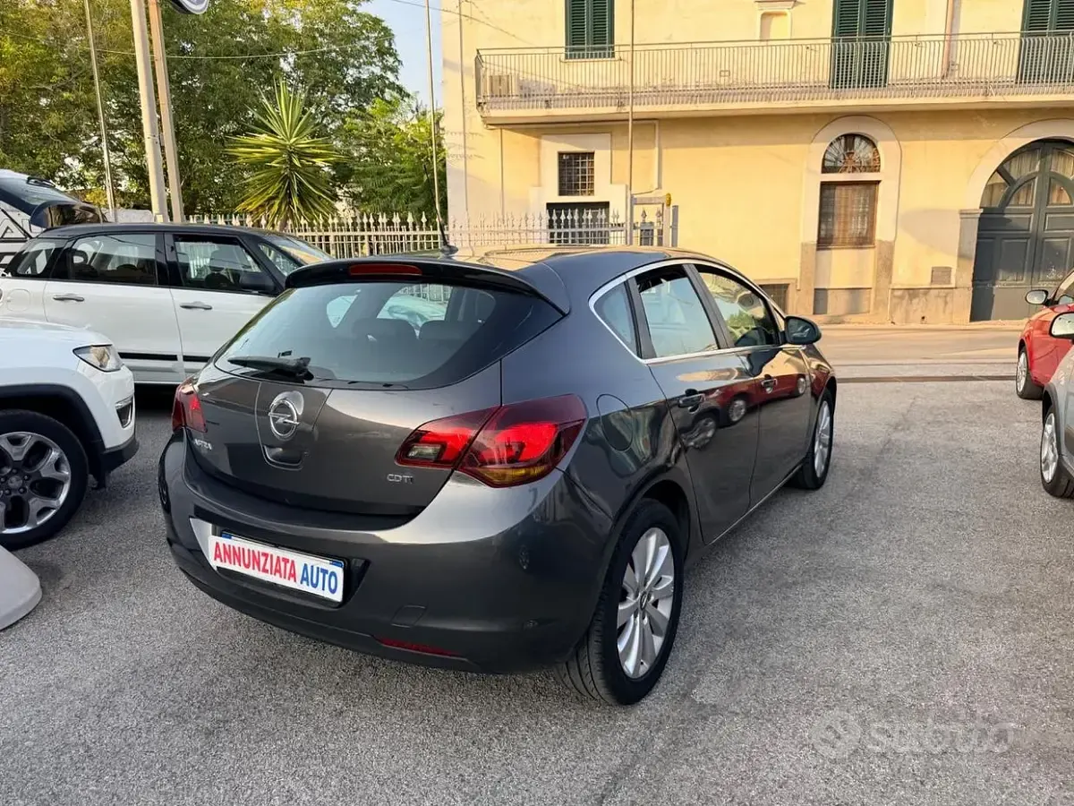 Usata Opel Astra Cosmo 110 CV (80 kW) 2010 Grigio Berlina