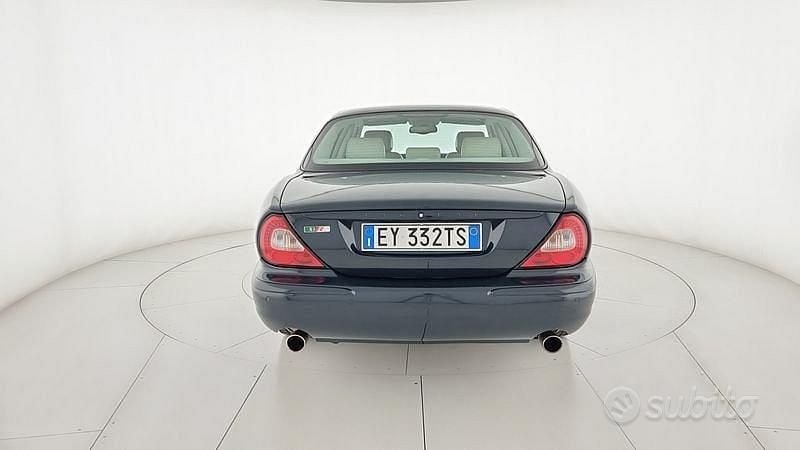 Usata Jaguar XJR 396 CV (291 kW) 2004 Verde Berlina