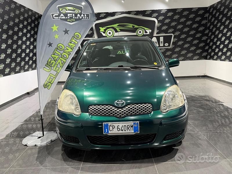 Usata Toyota Yaris 65 CV (47 kW) 2004 Verde Berlina