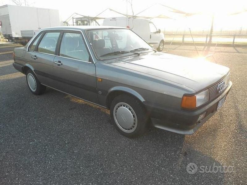 Usata Audi 80 87 CV (63 kW) 1985 Grigio metallizzato Berlina