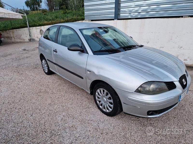Grigio Usata 2003 Seat Ibiza Stella Tre volumi | 1200 € (Buon prezzo) - Immagine 1/4