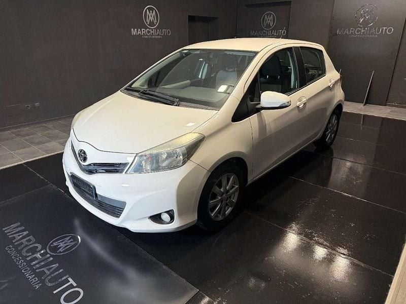 Bianco Usata 2013 Toyota Yaris Lounge Tre volumi | 7900 € (Buon prezzo) - Immagine 1/4