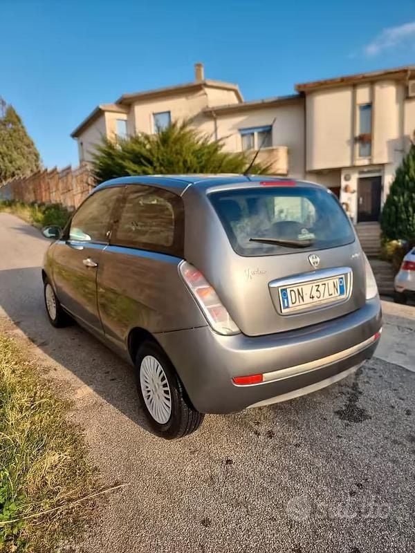 Usata Lancia Ypsilon 75 CV (55 kW) 2008 Grigio Utilitaria