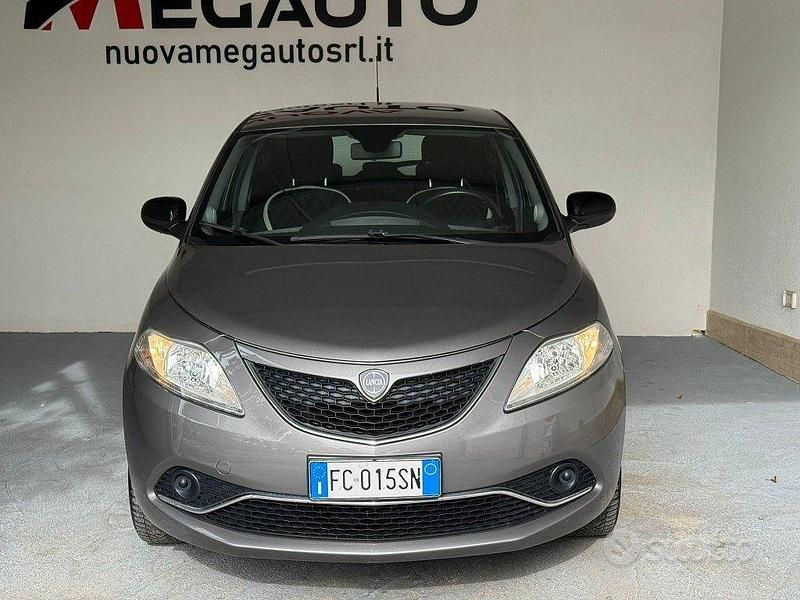Usata Lancia Ypsilon Gold 69 CV (50 kW) 2016 Grigio Utilitaria