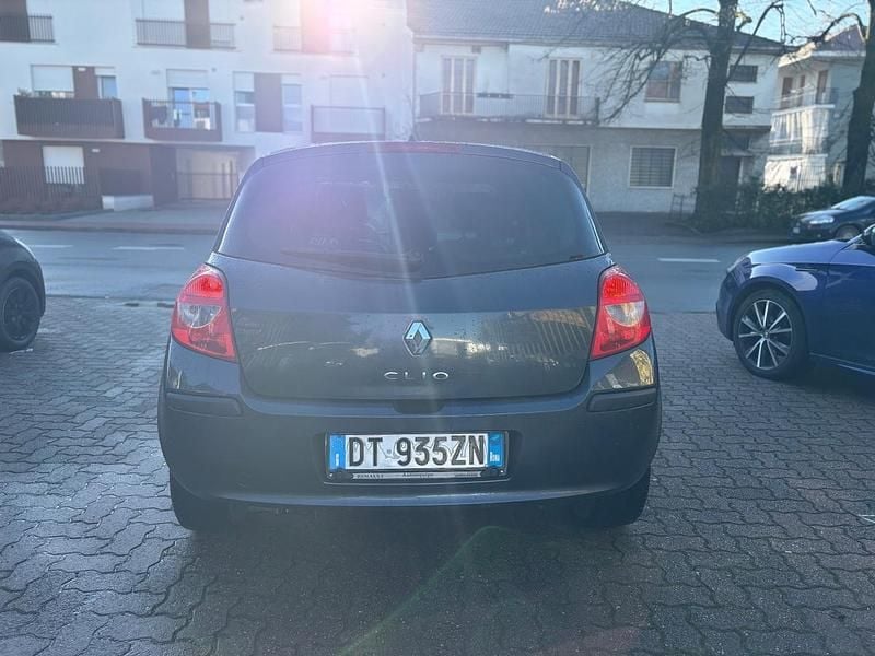Usata Renault Clio II Dynamique 75 CV (55 kW) 2009 Grigio Berlina