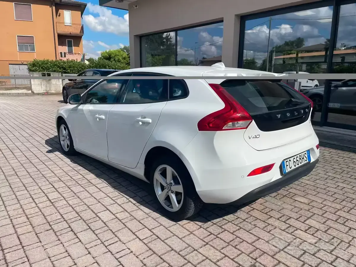 Usata Volvo V40 Kinetic 120 CV (88 kW) 2016 Bianco Berlina
