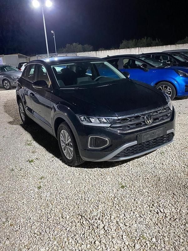 Usata VW T-Roc Life 110 CV (80 kW) 2023 Nero SUV
