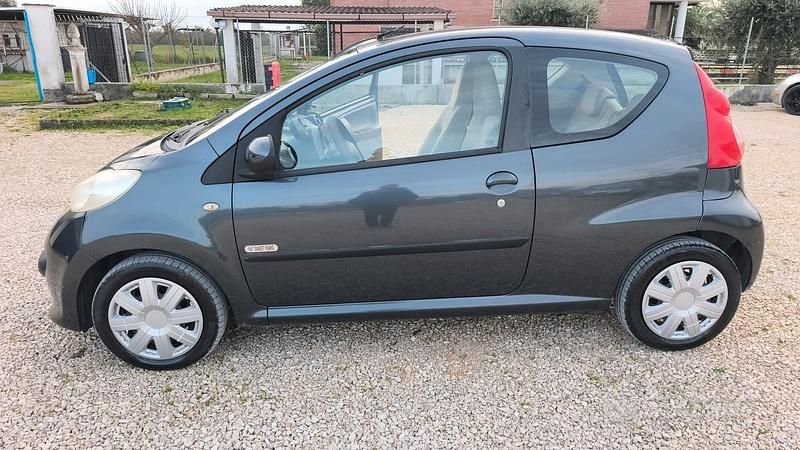Usata Peugeot 107 68 CV (50 kW) 2007 Grigio Utilitaria