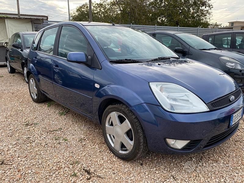 Usata Ford Fiesta Ghia 68 CV (50 kW) 2005 Blu Utilitaria