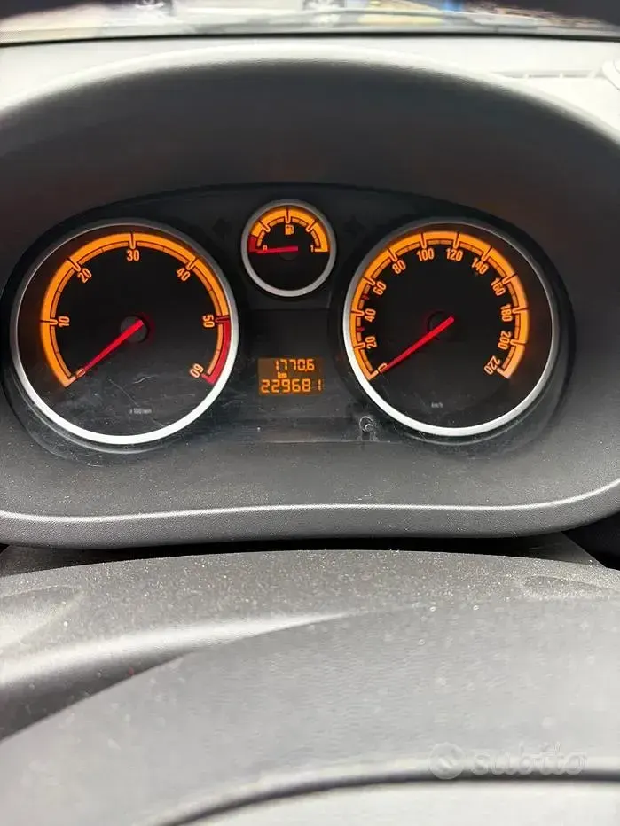 Usata Opel Corsa 75 CV (55 kW) 2013 Nero Utilitaria