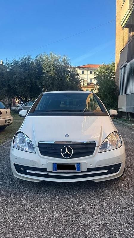 Bianco Usata 2012 Mercedes A160 Tre volumi | 2800 € (Super prezzo) - Immagine 1/4