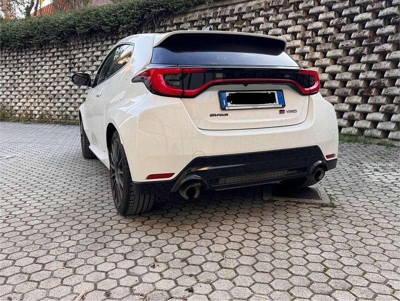 Usata Toyota Yaris 280 CV (205 kW) 2024 Bianco Berlina