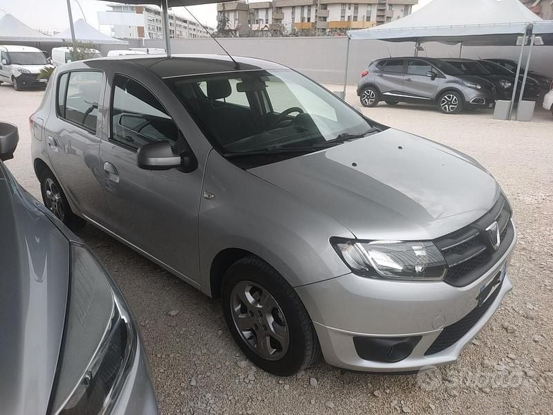 Argento Usata 2016 Dacia Sandero Lauréate Due volumi | 7999 € (Buon prezzo) - Immagine 1/4