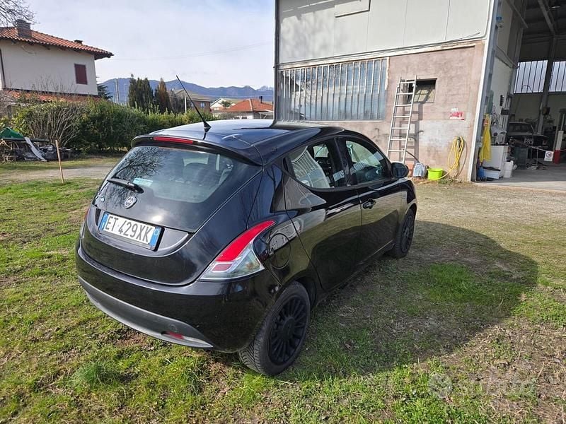 Usata Lancia Ypsilon 69 CV (50 kW) 2014 Nero Utilitaria