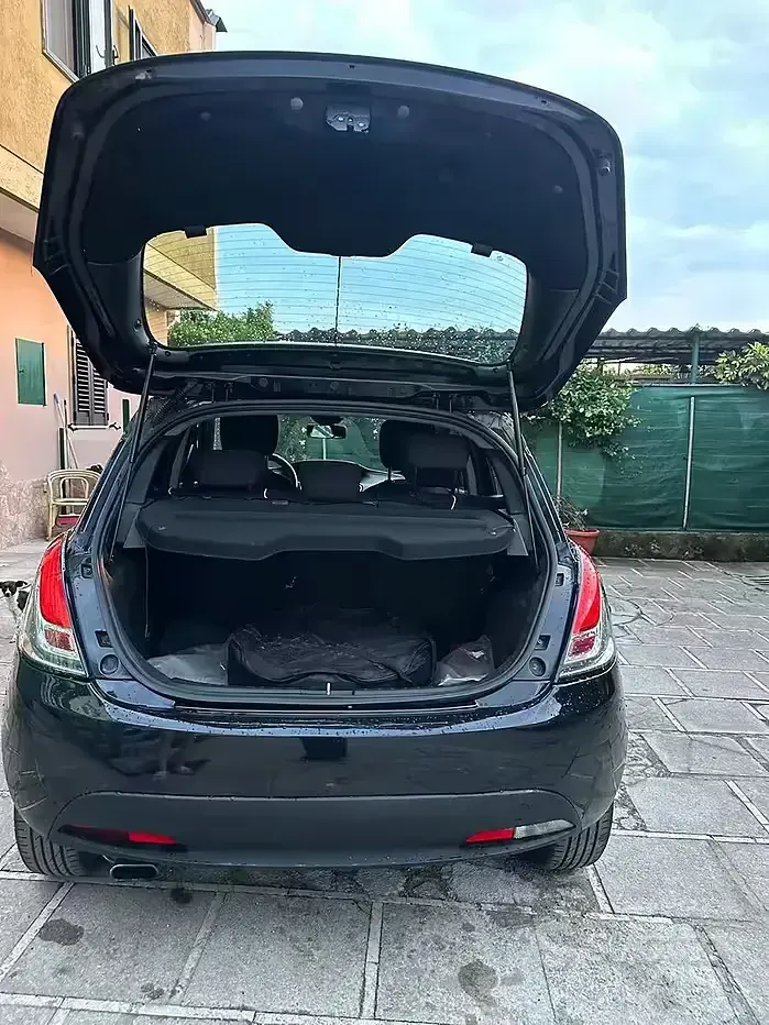 Usata Lancia Ypsilon 69 CV (50 kW) 2013 Nero Utilitaria