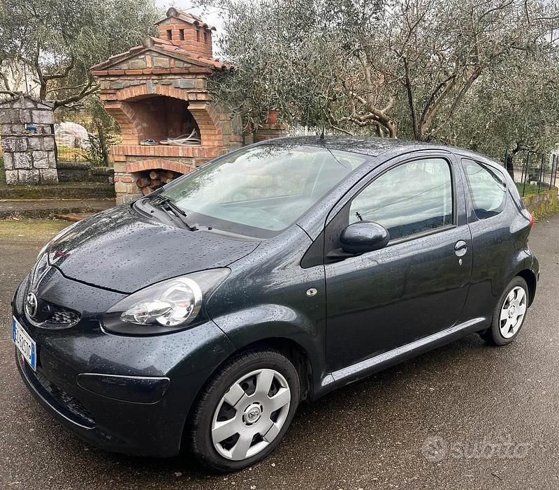 Usata Toyota Aygo 68 CV (50 kW) 2005 Grigio Utilitaria