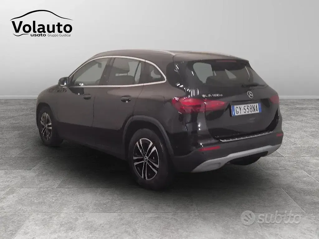Käytetty Mercedes GLA180 Advanced 116 HP (85 kW) 2025 Musta Katumaasturi
