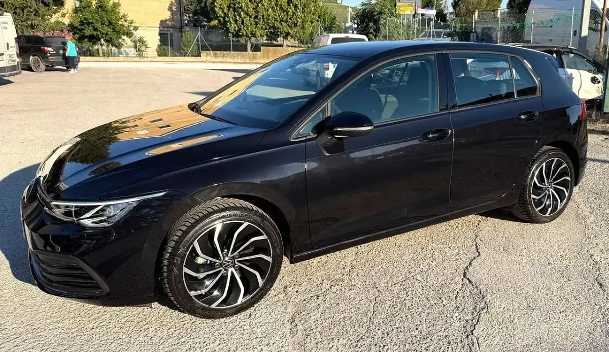 Usata VW Golf VIII Life 110 CV (80 kW) 2022 Deep black perlato Berlina