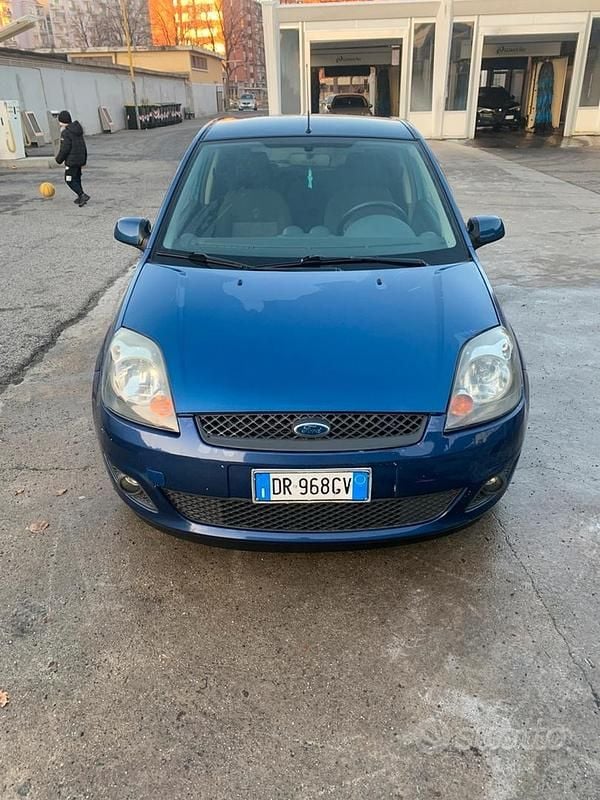 Blu Usata 2008 Ford Fiesta Coupé | 2000 € - Immagine 1/4