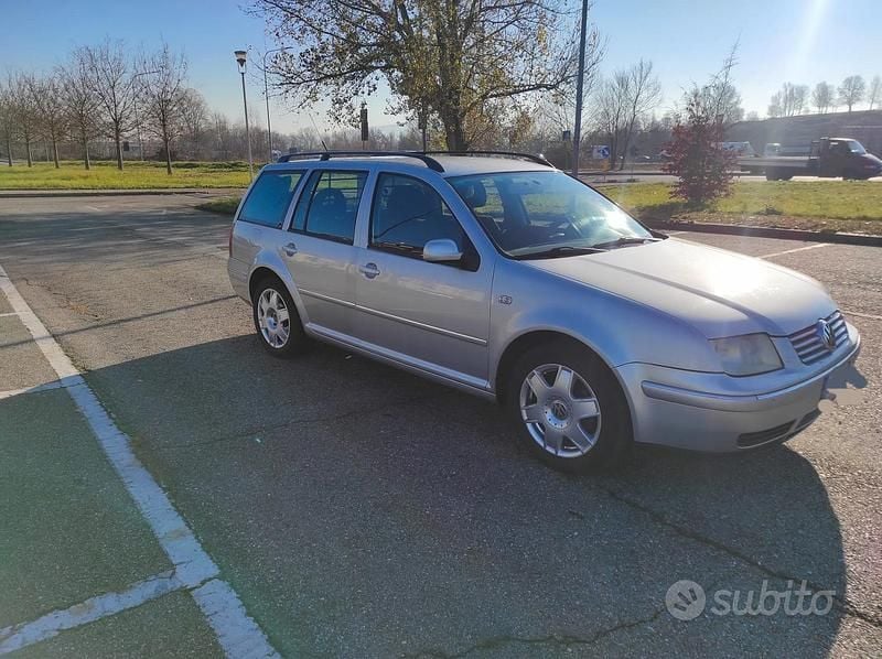 Usado VW Bora 105 CV (77 kW) 2002 Gris Familiar
