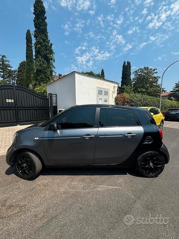 Grigio Usata 2018 Smart ForFour Utilitaria | 10.500 € (Cara) - Immagine 1/4