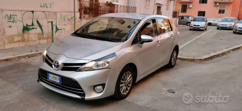 Grigio Usata 2017 Toyota Verso Monovolume | 9500 € (Molto cara) - Immagine 1/4
