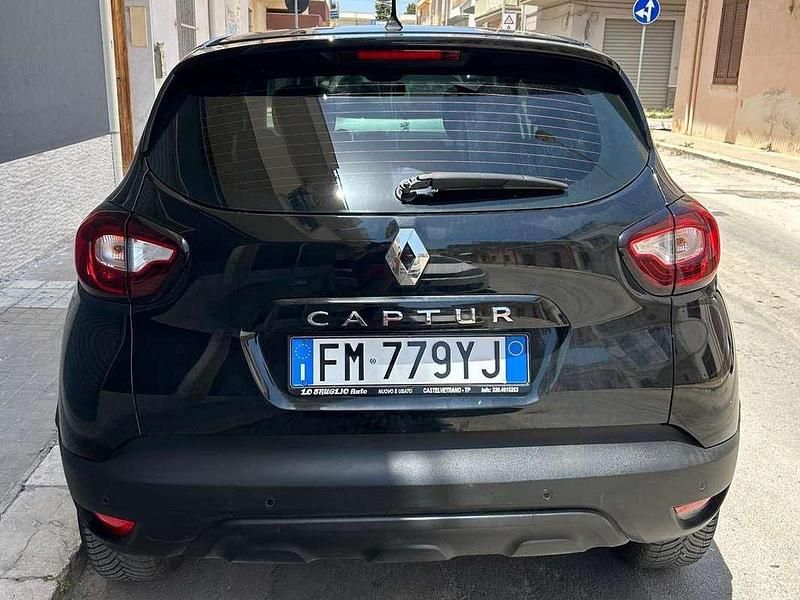 Usado Renault Captur Zen 90 CV (66 kW) 2018 Negro SUV