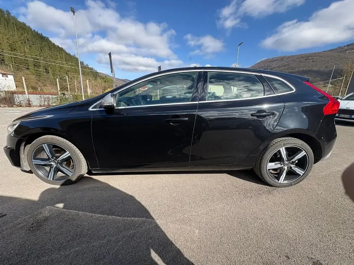 Usata Volvo V40 R-Design 120 CV (88 kW) 2017 Nero Berlina