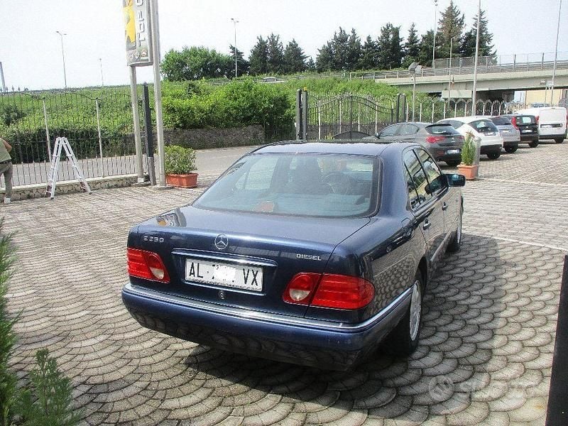 Usata Mercedes E250 Avantgarde 113 CV (83 kW) 1996 Blu Berlina