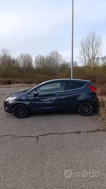 Usata Ford Fiesta 82 CV (60 kW) 2009 Grigio Utilitaria