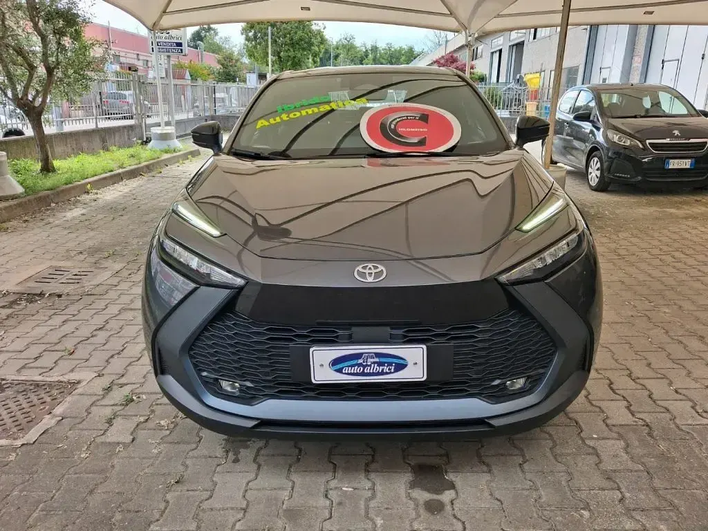 Usata Toyota C-HR Active 98 CV (72 kW) 2024 Metallizzato  grigio scuro SUV