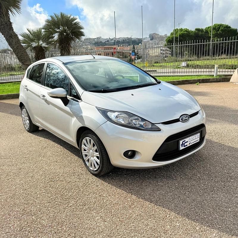 Usata Ford Fiesta 68 CV (50 kW) 2010 Argento Berlina