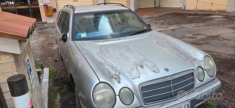 Usata Mercedes E200 136 CV (100 kW) 1997 Grigio Station wagon