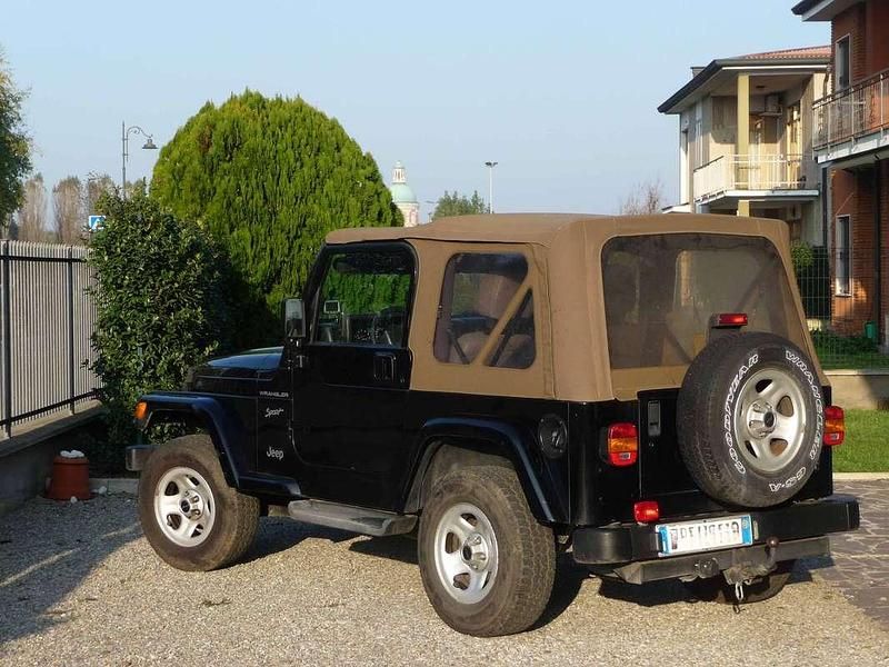 Usata Jeep Wrangler Sport 118 CV (86 kW) 2001 Nero SUV