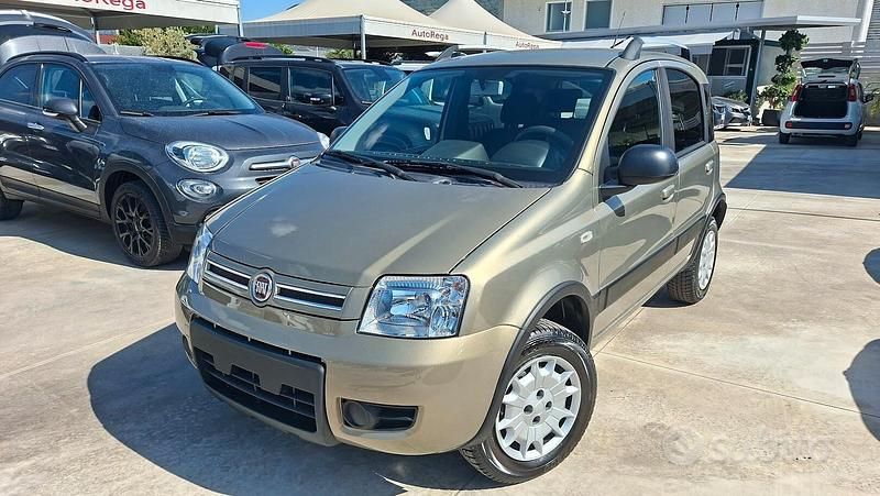 Beige Usata 2011 Fiat Panda 4x4 Climbing Due volumi | 6900 € (Buon prezzo) - Immagine 1/4