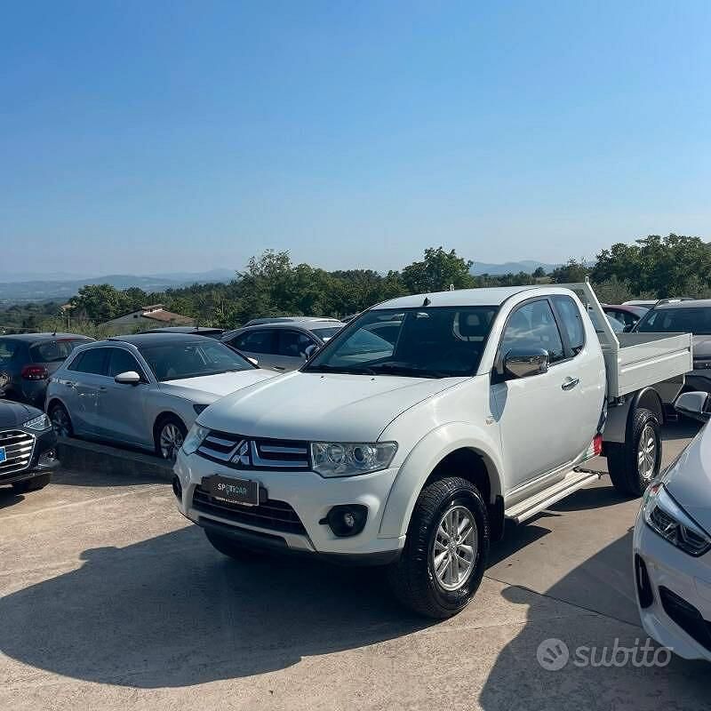 Bianco(met.) Usata 2014 Mitsubishi L200 Intense+ Pick-up | 16.000 € (Buon prezzo) - Immagine 1/4