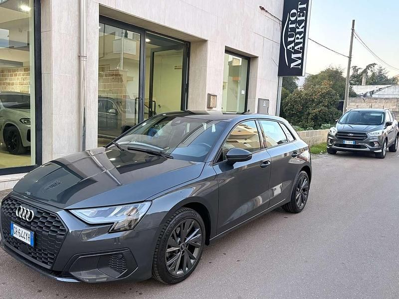 Begagnad Audi A3 Advanced 116 HK (85 kW) 2023 Grå Sedan