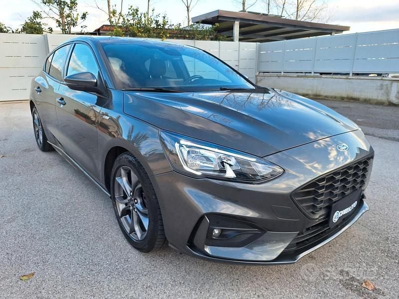 Usata Ford Focus ST-Line 120 CV (88 kW) 2022 Grigio Berlina