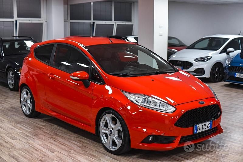 Rosso Usata 2015 Ford Fiesta ST Due volumi | 11.999 € (Buon prezzo) - Immagine 1/4