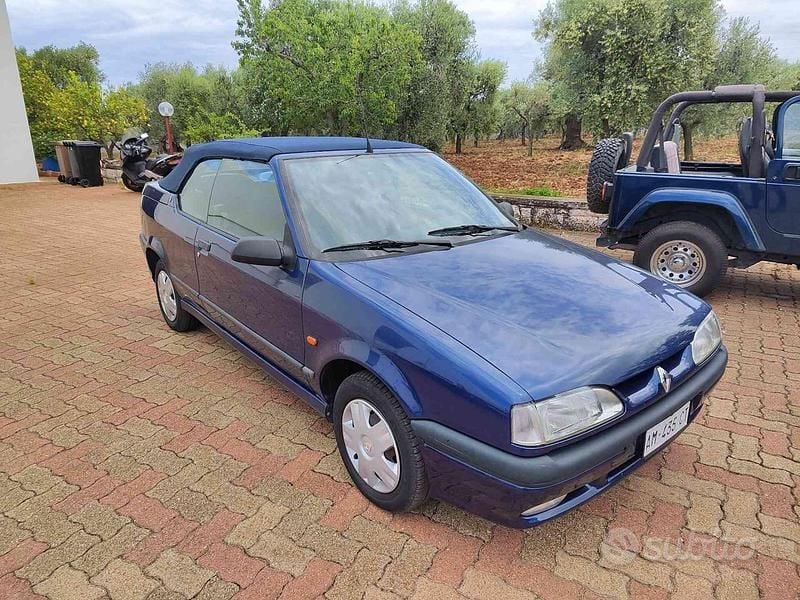 Usata Renault 19 93 CV (68 kW) 1995 Blu metallizzato Cabrio