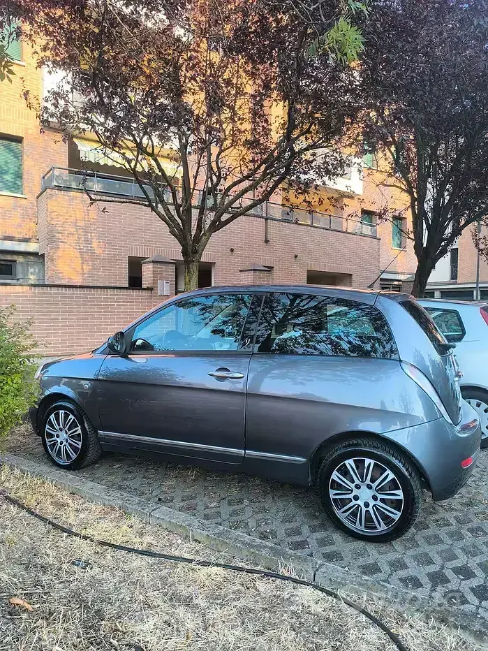 Usata Lancia Ypsilon 69 CV (50 kW) 2011 Grigio Utilitaria