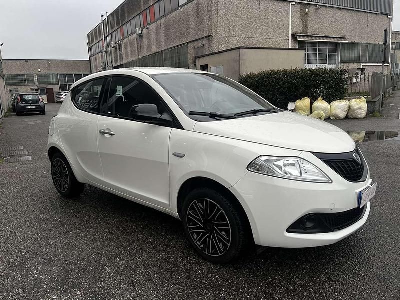 Usata Lancia Ypsilon 69 CV (50 kW) 2023 Bianco neve Utilitaria