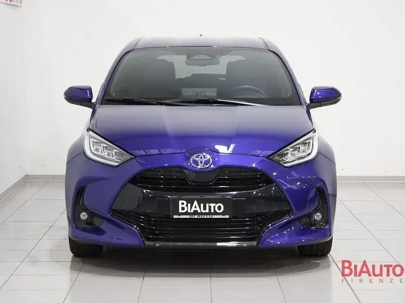 Usata Toyota Yaris Hybrid Lounge 130 CV (95 kW) 2025 Blu Berlina