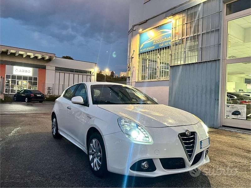 Bianco Usata 2010 Alfa Romeo Giulietta Due volumi | 3700 € (Super prezzo) - Immagine 1/4