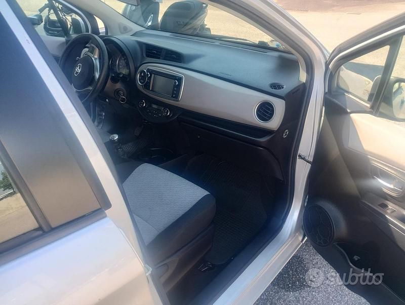 Usata Toyota Yaris 90 CV (66 kW) 2013 Grigio Berlina
