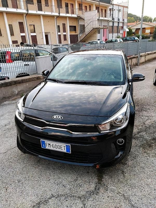 Usata Kia Rio 90 CV (66 kW) 2017 Nero Berlina