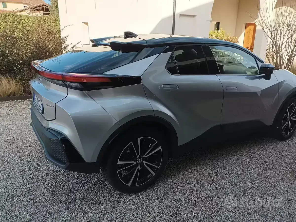 Usata Toyota C-HR 98 CV (72 kW) 2024 Grigio SUV